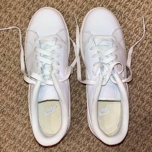 NIKE white low top leather shoes